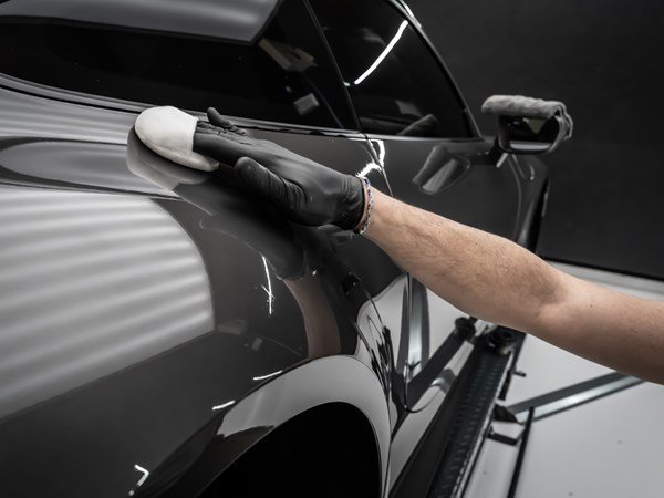 Application d’un traitement céramique à Chartres – protection longue durée et brillance intense